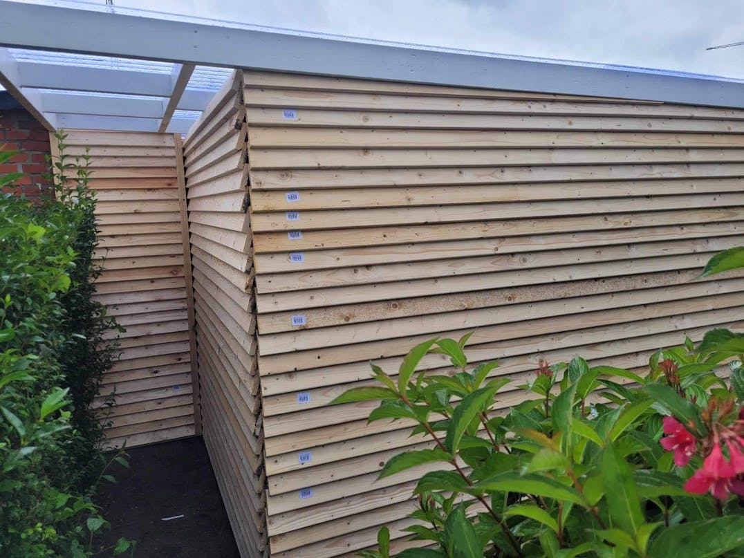 Overdækket terrasse med skur Overdækket terrasse med skur